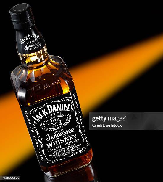 jack daniel's whiskey flasche - jack daniels tennessee whiskey stock-fotos und bilder