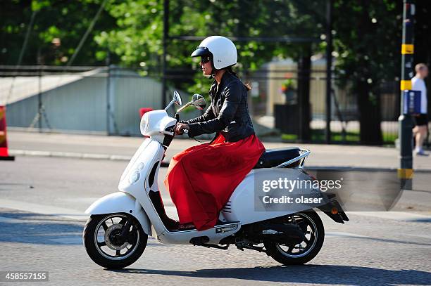 bien vestido de mujer montando vespa en el centro de estocolmo. - vespa fotografías e imágenes de stock