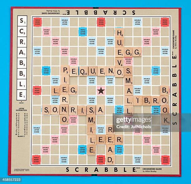 scrabble bi-lingual concept - scrabble stockfoto's en -beelden