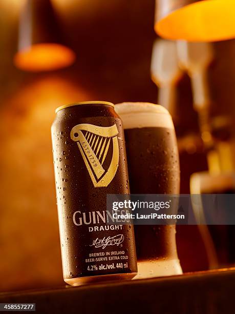 eis kalten kann und pint guinness bier - guinness stock-fotos und bilder