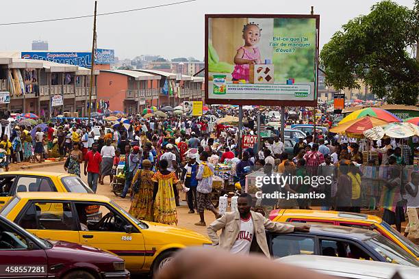 mercado abarrotado africano - camerún fotografías e imágenes de stock