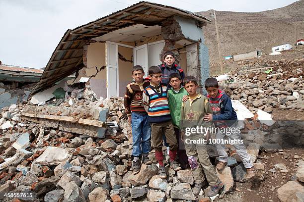 dopo gli effetti del terremoto, turchia - detriti foto e immagini stock