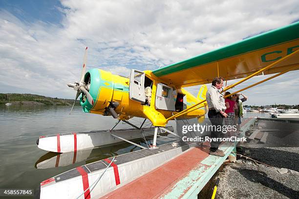 arctic dem wasserflugzeug. - yellowknife canada stock-fotos und bilder