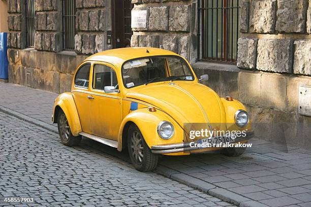 classic volkswagen beetle car - beetle car stockfoto's en -beelden