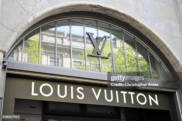 louis vuitton boutique sinal e monograma - louis vuitton designer label imagens e fotografias de stock