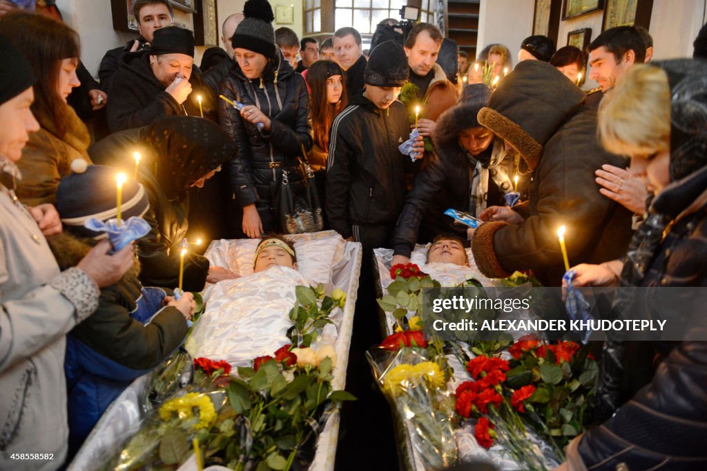 TOPSHOT-UKRAINE-RUSSIA-CRISIS-POLITICS-CHILDREN-BURIAL-SERVICE