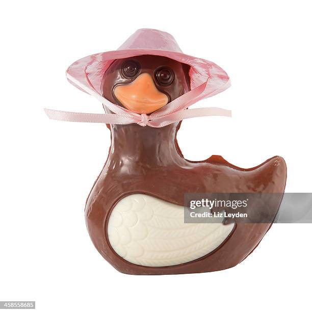pato de chocolate vestindo rosa páscoa bonnet - easter bonnet - fotografias e filmes do acervo