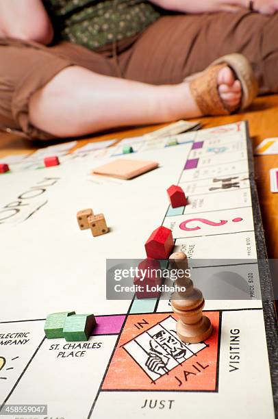 klassische monopol nahaufnahme auf der etage - monopoly board game stock-fotos und bilder