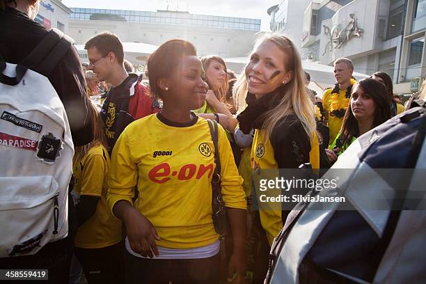 female football fans celebrating - dortmund stad stockfoto's en -beelden
