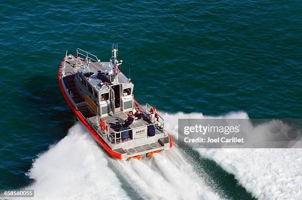 ee. uu. coast guard respuesta barco-medio - guardacostas fotografías e imágenes de stock