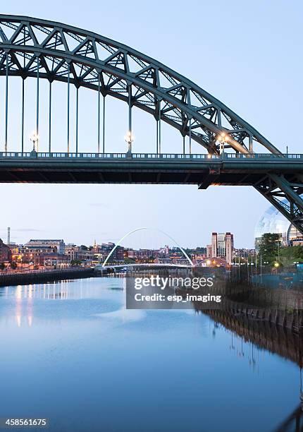 river tyne at gateshead and newcastle - tyne bridge bildbanksfoton och bilder