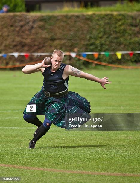 athlete in the shot put competition, brodick highland games - highland games 個照片及圖片檔