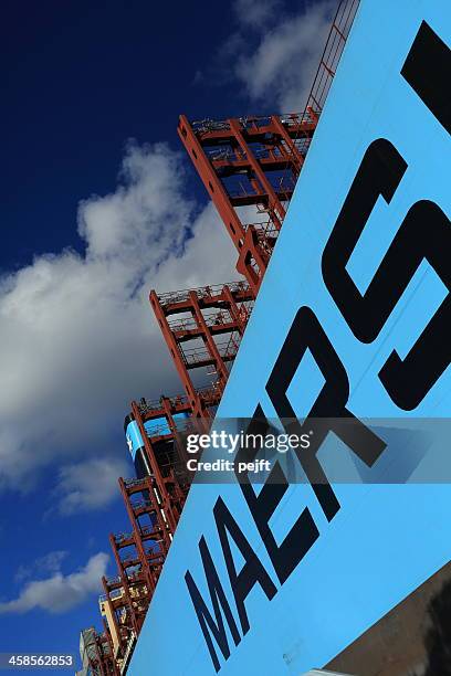 maersk línea triple e buque de carga majestuoso mærsk - maersk fotografías e imágenes de stock