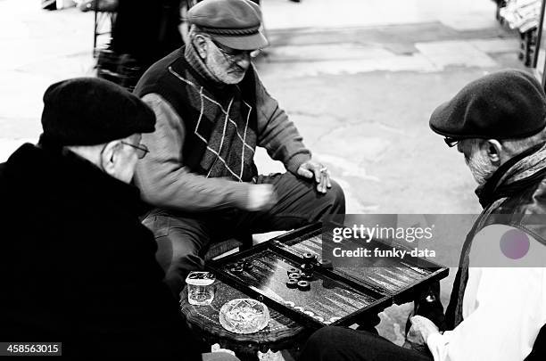 old men playing backgammon - backgammon 個照片及圖片檔