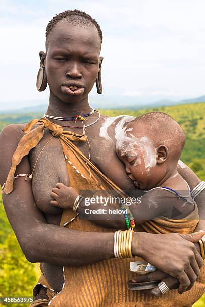 woman from mursi tribe - african tribal culture 個照片及圖片檔