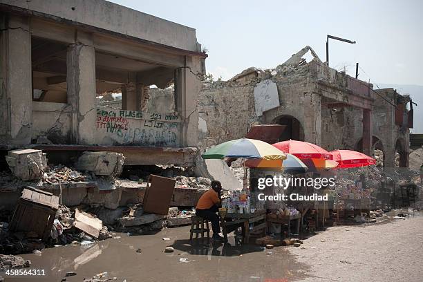 destroyed houses after earthquake - haitian ethnicity stock pictures, royalty-free photos & images