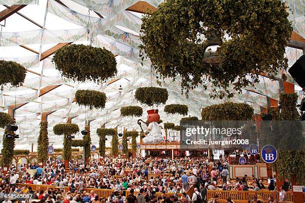 octoberfest en munich - bar de cerveza fotografías e imágenes de stock