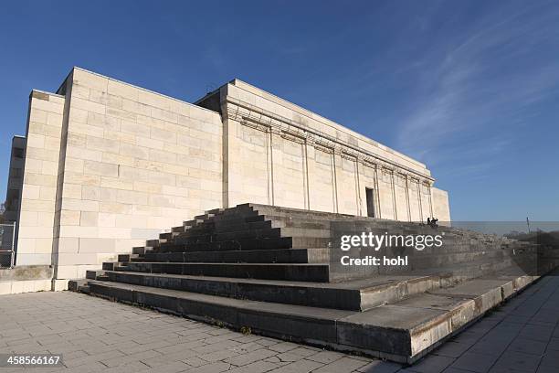 historische gebäude-zeppelin tribune in nürnberg - zeppelinfeld stock-fotos und bilder