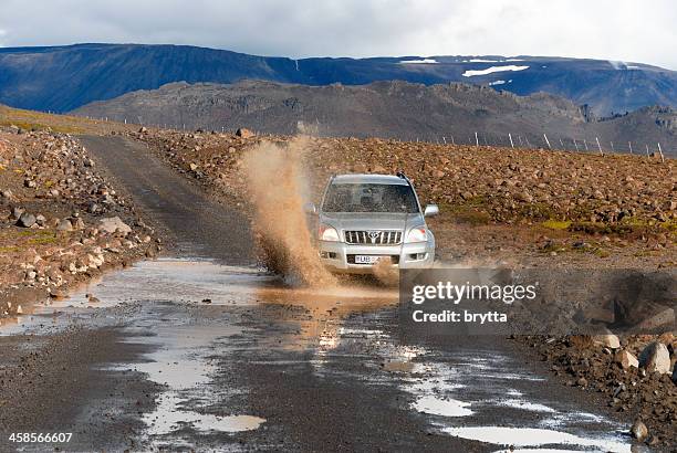 toyota landcruiser impulsar la kaldidalur route en islandia - kaldidalur fotografías e imágenes de stock