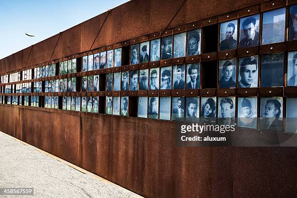 fotografías de los caídos durante la guerra fría en berlín, alemania - muro de berlin fotografías e imágenes de stock
