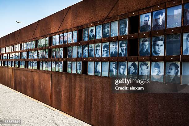 photographs of the fallen during cold war in berlin germany - berlin wall stock pictures, royalty-free photos & images