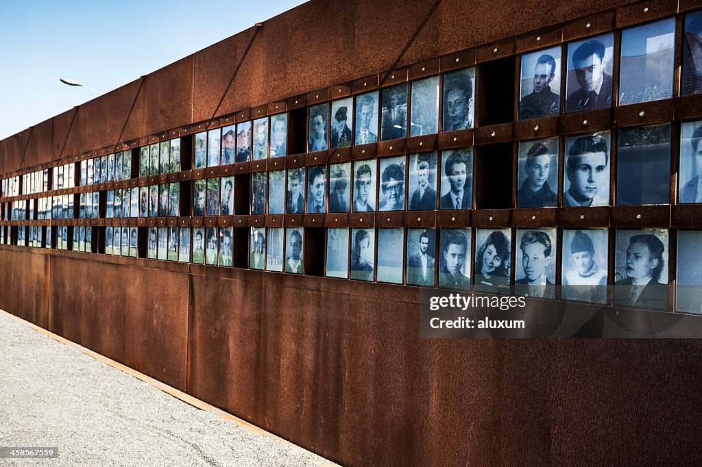 Fotografias dos derrotados durante a Guerra Fria em Berlim, Alemanha
