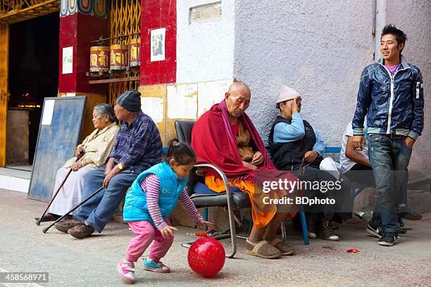 tibetano comunidade de refugiados na índia - povo tibetano - fotografias e filmes do acervo