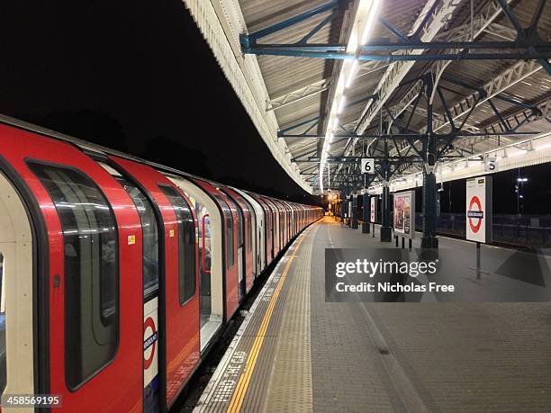 ealing broadway de la estación del metro - ealing fotografías e imágenes de stock