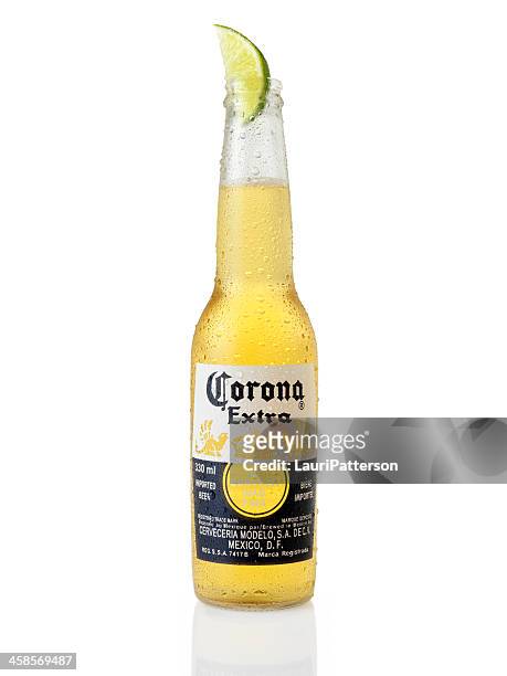 ice cold bottle of corona beer - corona 個照片及圖片檔