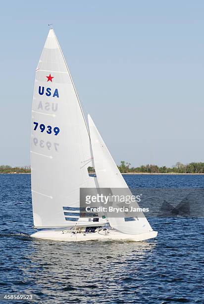 sailing on the chesapeake bay in annapolis - annapolis stock pictures, royalty-free photos & images