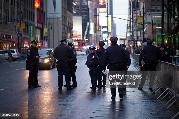 police officers in new york - new york city police department stock pictures, royalty-free photos & images