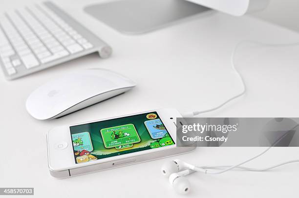 white iphone 4 with angry birds on the screen - angry birds namngivna videospel bildbanksfoton och bilder