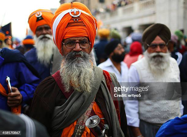 indian sikh devotees march - sikhisme stockfoto's en -beelden