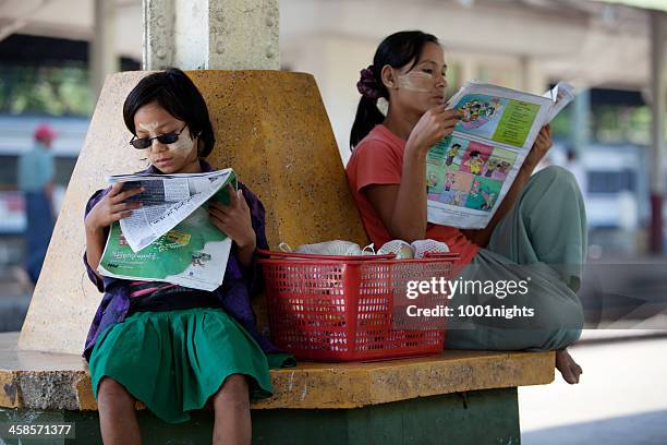 gare ferroviaire de rangoon, en birmanie (myanmar - all people photos et images de collection