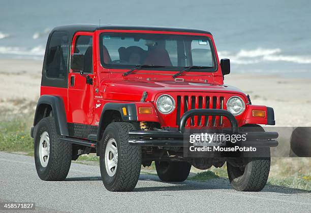 red tj 1997 jeep wrangler hardtop on street at beach - jeep wrangler 個照片及圖片檔