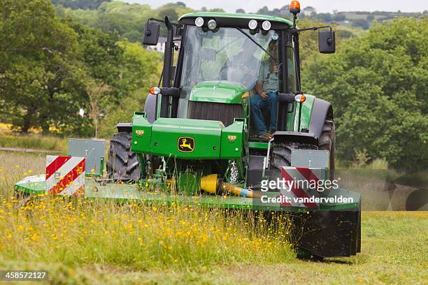 schneiden sommer gras für hay - john deere stock-fotos und bilder