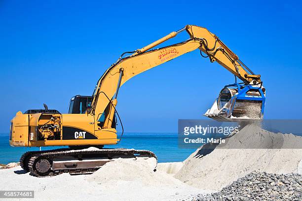 beach renourishment - caterpillar inc stockfoto's en -beelden