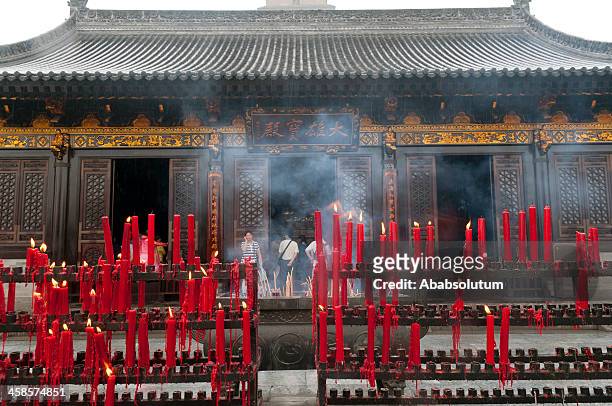 buddhistische goose pagode in xian, china - woman shower candle stock-fotos und bilder