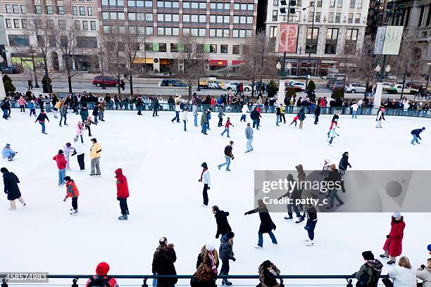 millennium park eislaufbahn - millennium park chicago stock-fotos und bilder