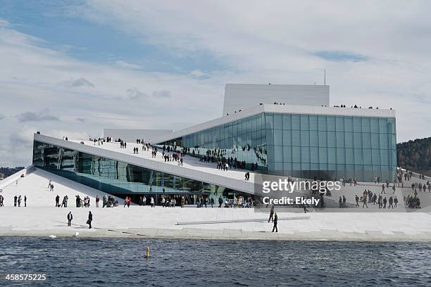 noruego opera house. - oslo play fotografías e imágenes de stock
