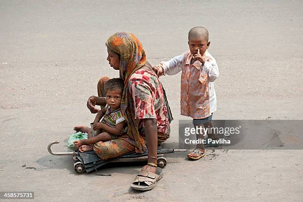 disabled woman and two children in delhi - india poverty stock pictures, royalty-free photos & images