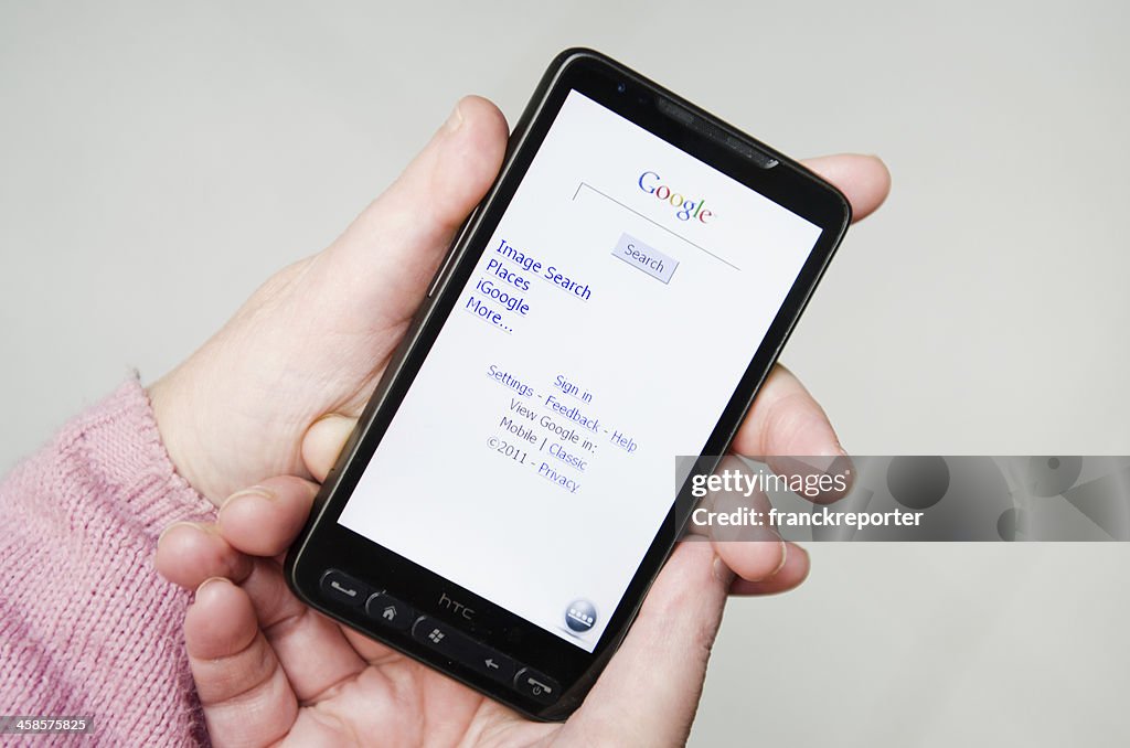 Main tenant un smarthphone avec google.com applications