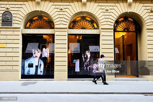 armani haute couture-fenster angezeigt - high end store fronts stock-fotos und bilder