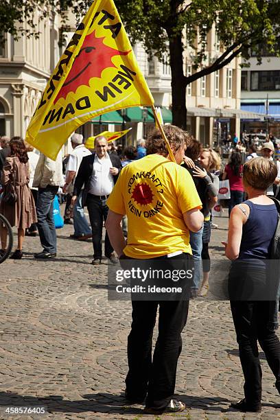 protest chat - anti nuclear demonstration stockfoto's en -beelden