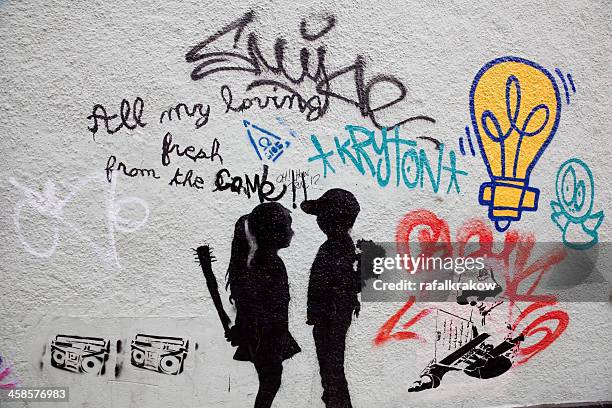 straße graffiti im zentrum von bristol - bristol banksy stock-fotos und bilder