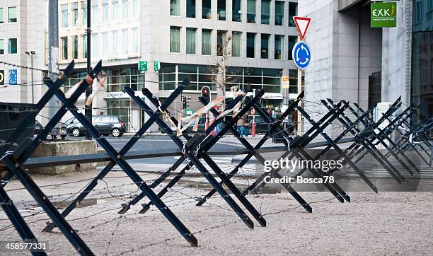 police barricade in front of berlaymont, european commission headquarter - upplopp bildbanksfoton och bilder