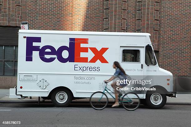 fedex lkw mit verschwommene nyc radfahrer fahrrad - fedex truck stock-fotos und bilder