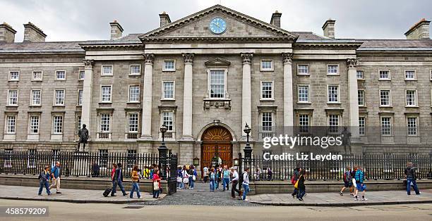 trinity college, dublin, ireland - front arch/main entrance - trinity college dublin stock pictures, royalty-free photos & images