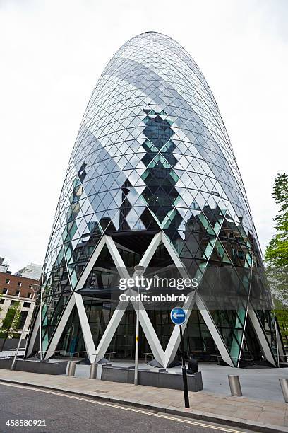 gherkin wolkenkratzer (gurke building oder der swiss re-gebäude - swiss re tower stock-fotos und bilder