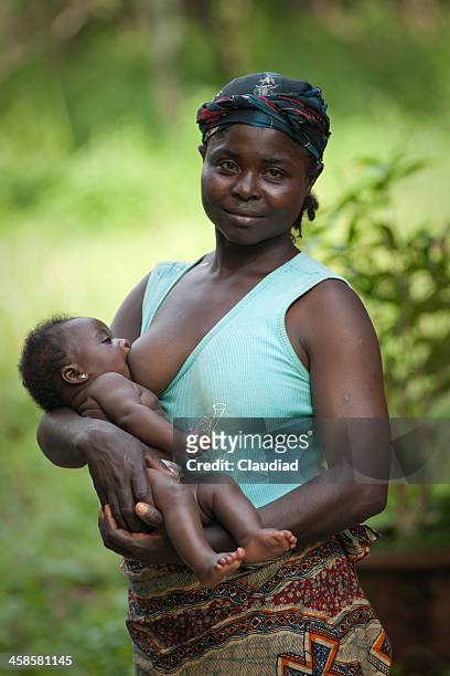 madre de alimentar a su bebé - nigeria fotografías e imágenes de stock